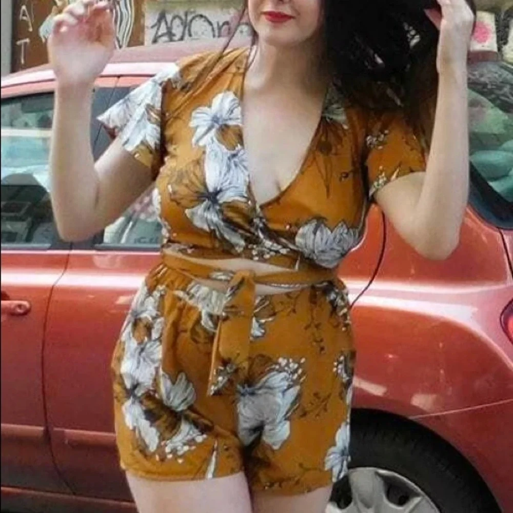 NWOT Floral Crisscross Tie Back Crop Top - Picture 5 of 8